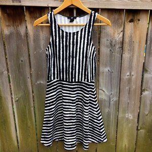 H&M black & white summer stretchy dress - size S